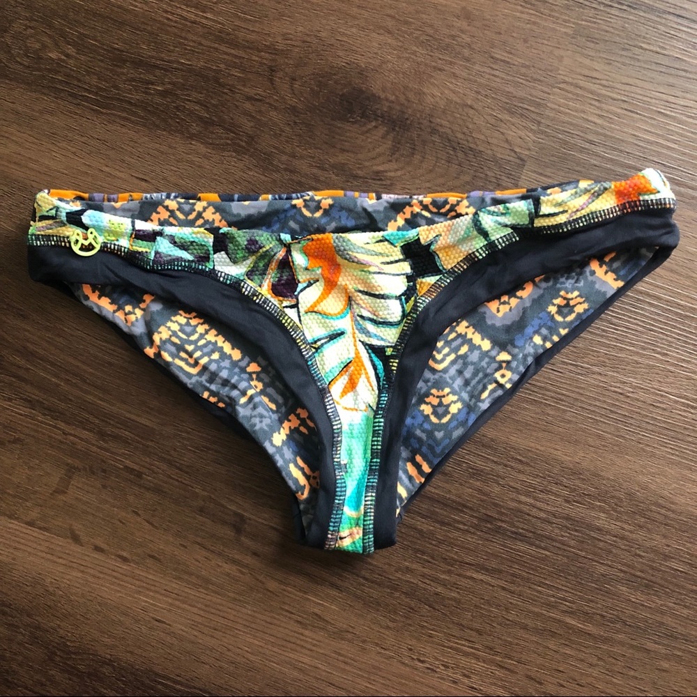 Maaji reversible bottoms. Full coverage NWOT